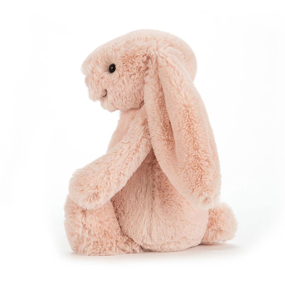Seitenansicht: Jellycat Bashful Blush Bunny – sitzender Kuschelhase in sanftem Blush-Ton mit langen Hängeohren und besonders weichem Fell.