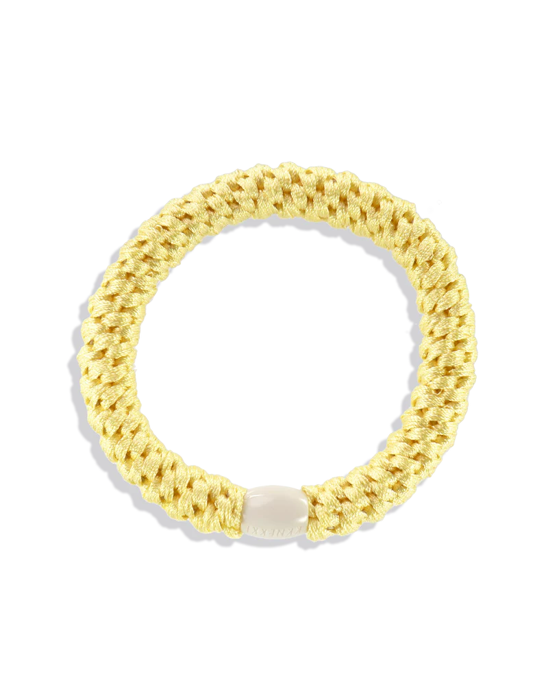 KKNEKKI Haargummi in der Farbe Light Yellow – hellgelbes, geflochtenes Haargummi & trendiges Armband