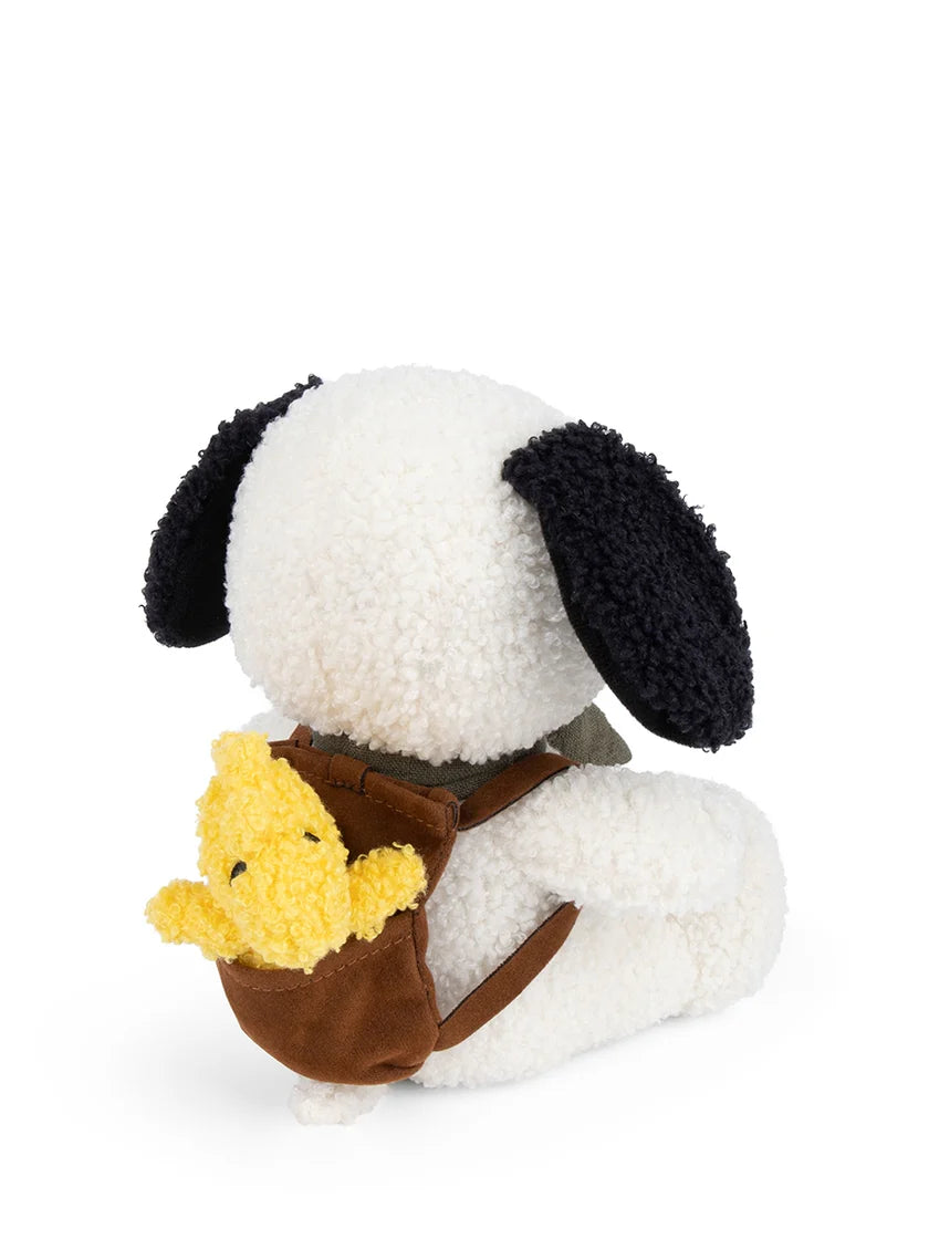 Snoopy als Pfadfinder mit Woodstock im Rucksack als Begleiter. Ein Kuscheltier aus recyceltem Teddy von Bon Ton Toys. Snoopy ist der Beagle aus der Comicserie Die Peanuts.