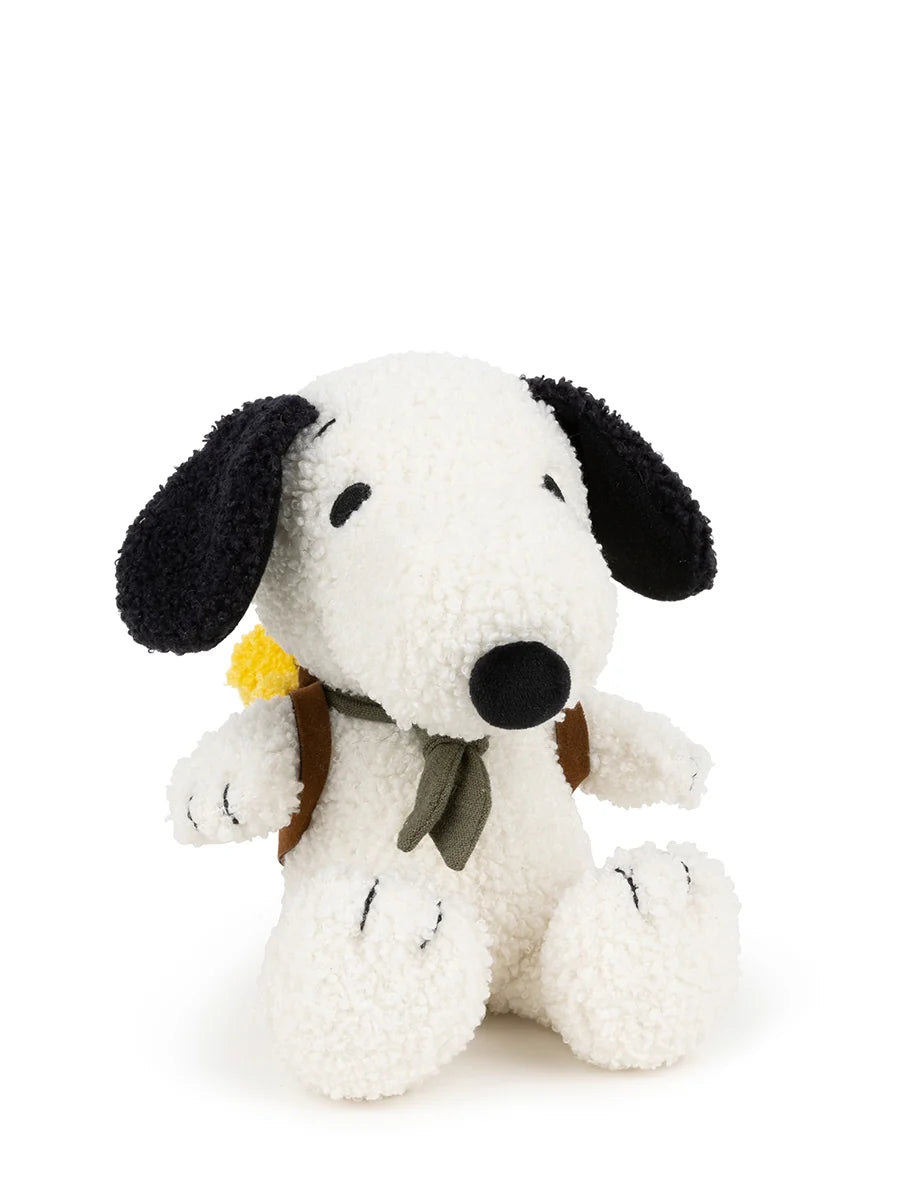 Snoopy als Pfadfinder mit Woodstock im Rucksack als Begleiter. Ein Kuscheltier aus recyceltem Teddy von Bon Ton Toys. Snoopy ist der Beagle aus der Comicserie Die Peanuts.