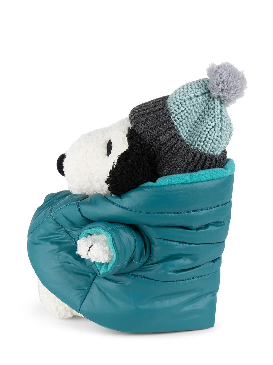 Snoopy mit Winterjacke und Bommelmütze als Kuscheltier von Bon Ton Toys aus recyceltem Polyester.
Snoopy ist der süße Beagle aus der Comicserie Die Peanuts und der beste Freund von Charlie Brown.
