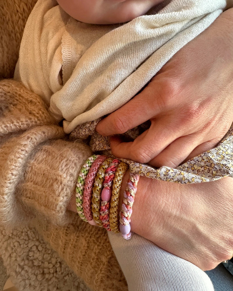 KKNEKKI Haargummi Coral Glitter – geflochtenes Haargummi als trendiges Armband zusammen mit weiteren Farben getragen