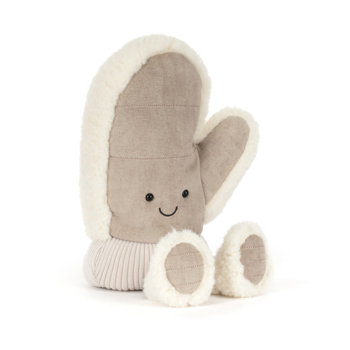 Jellycat Amuseables Fitswell Mitten Fäustling in Beige, sitzend mit kleinen Füßen in Winterboots, flauschigem Rand und lachendem Gesicht von vorne