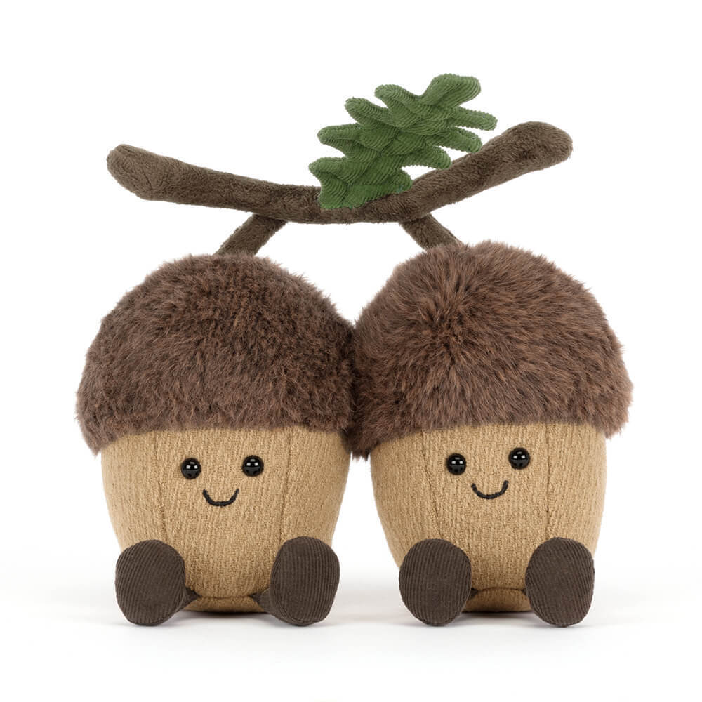 Jellycat Amuseables Ort & Tum Acorns Kuscheltier-Duo mit zwei Eicheln, die an einem Ast mit Blatt hängen, lächelnd und mit baumelnden Füßchen