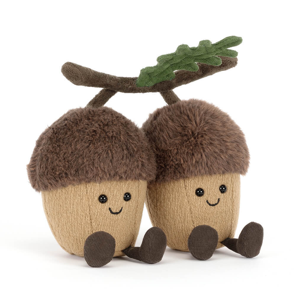 Jellycat Amuseables Ort & Tum Acorns Kuscheltier-Duo mit zwei Eicheln, die an einem Ast mit Blatt hängen, lächelnd und mit baumelnden Füßchen