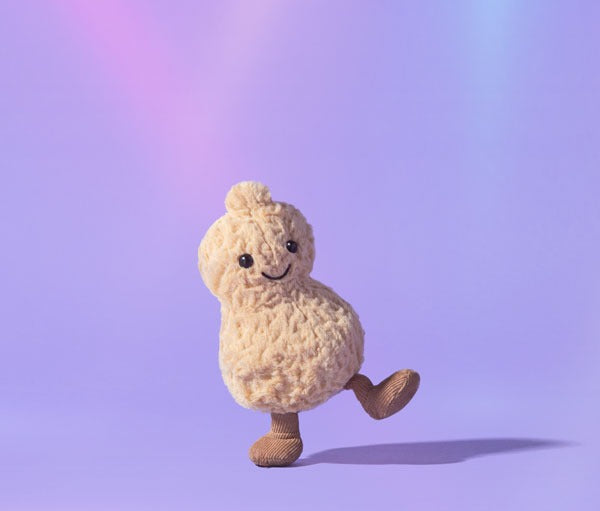 Jellycat Amuseables Peanut Kuscheltier mit freundlichem Gesicht und kleinen Beinchen in Erdnussform
