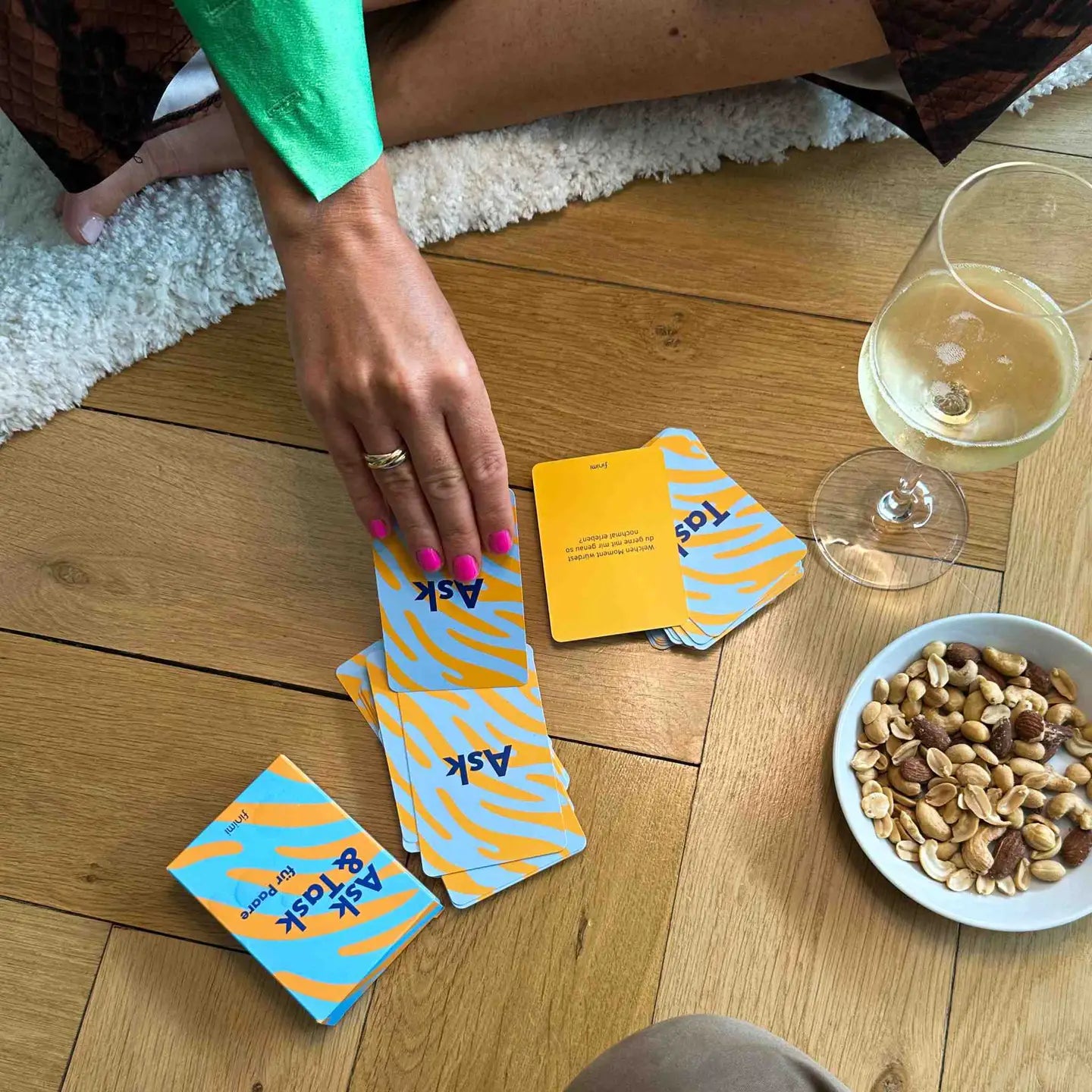 finimi Kartenset Ask & Task für Paare mit Fragen und Aufgaben, die Nähe schaffen und verbinden.