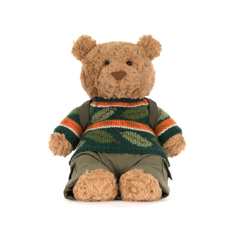 Jellycat Bartholomew Bear im Wander-Outfit mit grüner Cargohose Strickpullover und Rucksack zum Reinschlüpfen