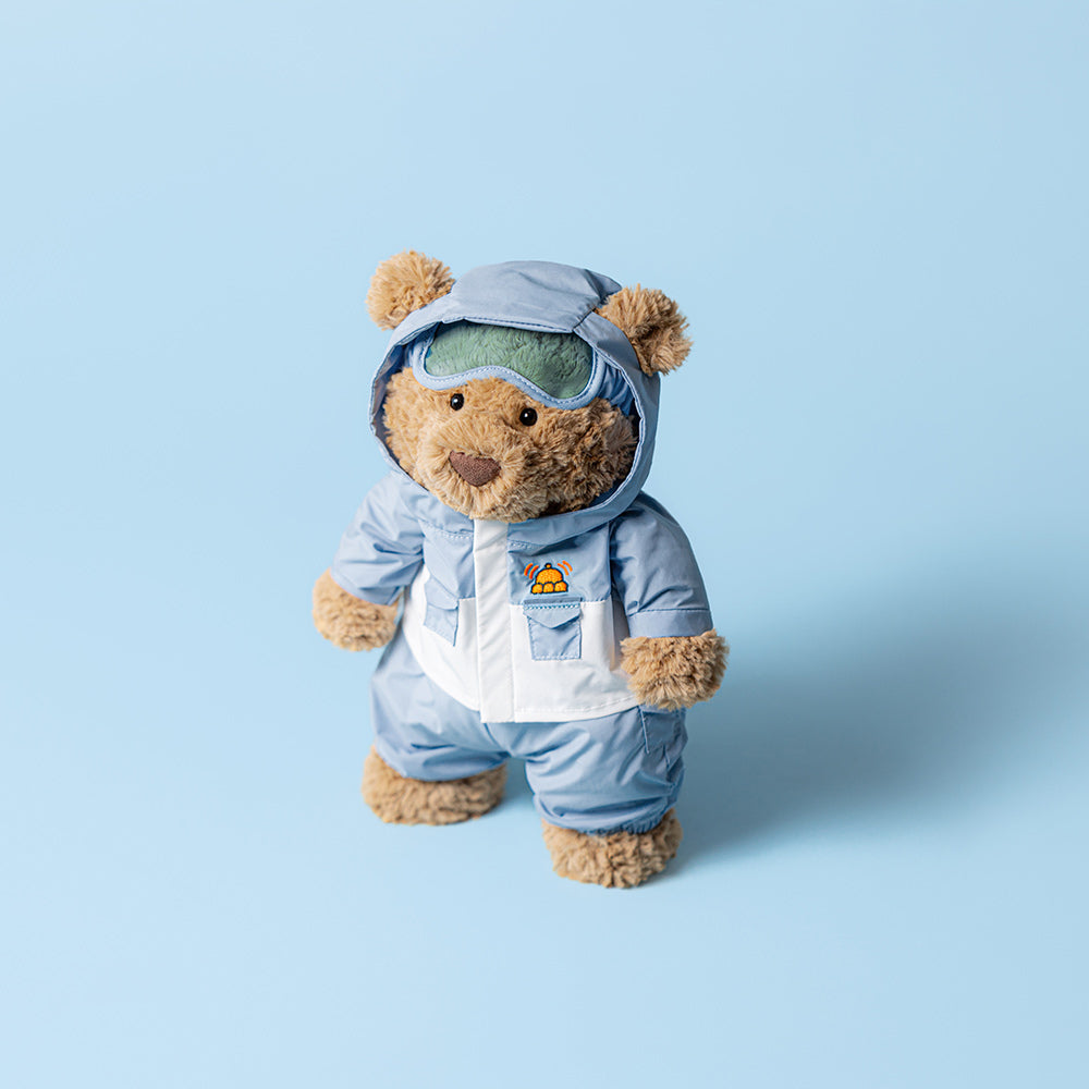 Ganzkörperansicht stehend Bartholomew Bear Snow Suit von Jellycat.