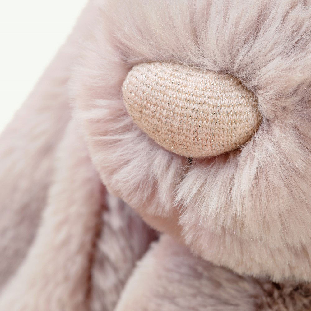 Detailansicht des schimmernden Näschen von Jellycat Bashful Luxe Bunny Rosa