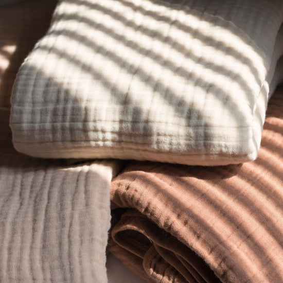 Babydecke aus 4-lagigem Musselinstoff von Baby Bello in der Größe 120 x 120cm.