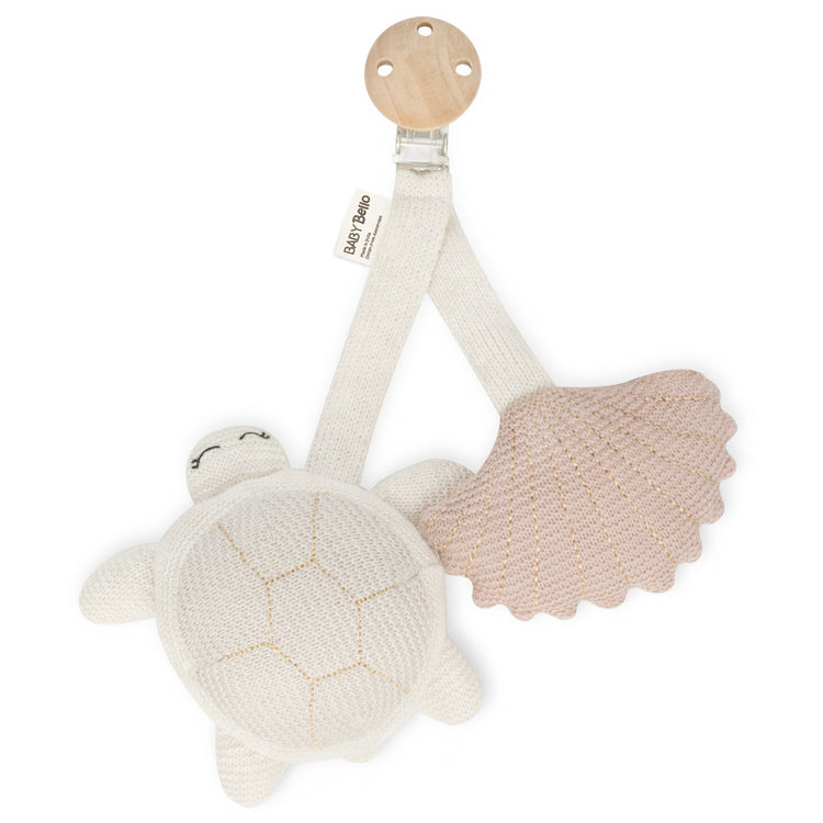 Kinderwagenanhänger Tily die Meeresschildkröte von Baby Bello. Sie hat ein kleines Glöckchen im Bauch und macht leise Geräusche bei Bewegung.