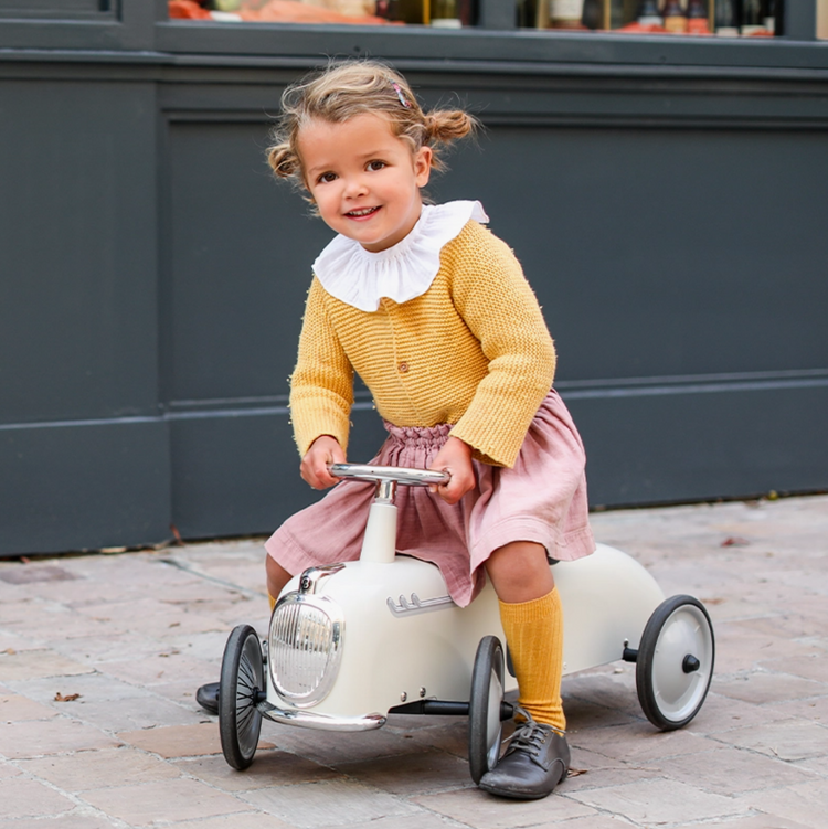 Modellfoto Mädchen auf dem Roadster von Baghera.
