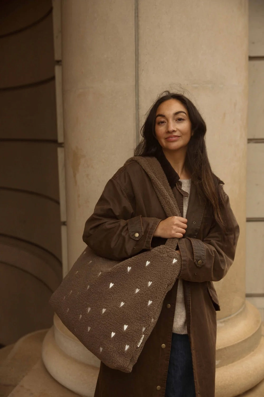 Braun Hearts Teddy Mom-Bag von Studio Noos am Model