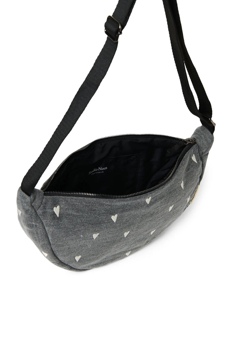 Crossbody Bag für Erwachsene aus Jeanstoff. Bestickt mit Herzen. Von Studio Noos. Jede Tasche ist ein Unikat.