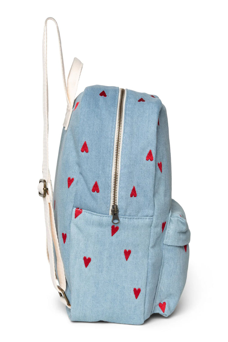 MIDI Rucksack von Studio Noos. Aus weichem Denimstoff mit roten Herzen bestickt. Jeder Rucksack ist ein Unikat.
