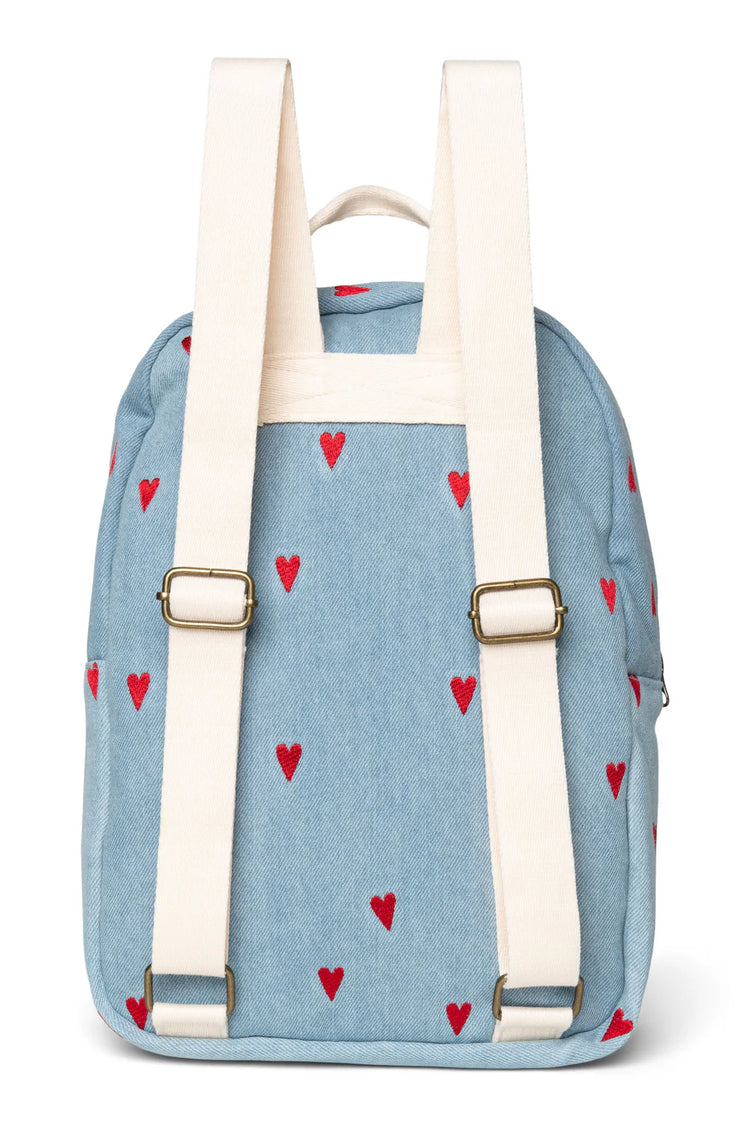 MIDI Rucksack von Studio Noos. Aus weichem Denimstoff mit roten Herzen bestickt. Jeder Rucksack ist ein Unikat.
