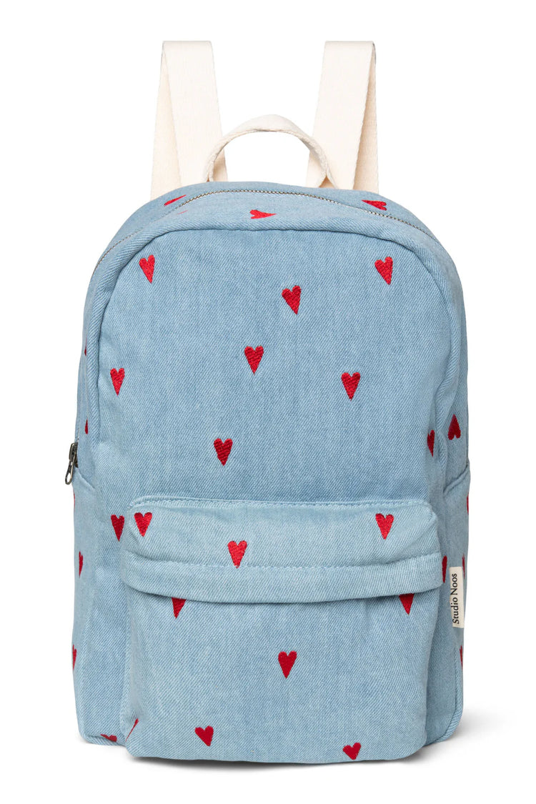MIDI Rucksack von Studio Noos. Aus weichem Denimstoff mit roten Herzen bestickt. Jeder Rucksack ist ein Unikat.