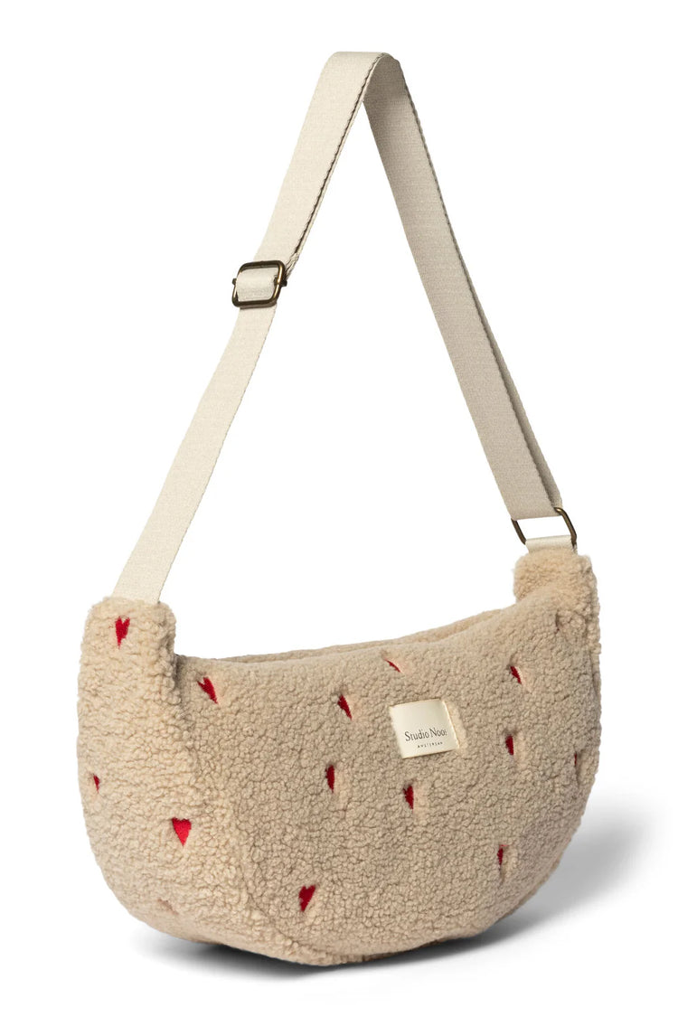 Mit Herzen bestickte Crossbody Bag für Erwachsene aus Teddy von Studio Noos. Jede Tasche ist ein Unikat.