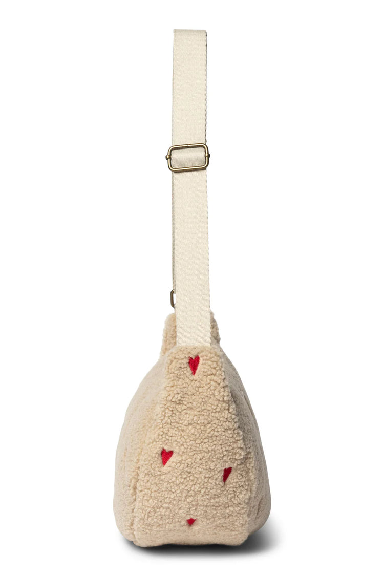 Mit Herzen bestickte Crossbody Bag für Erwachsene aus Teddy von Studio Noos. Jede Tasche ist ein Unikat.