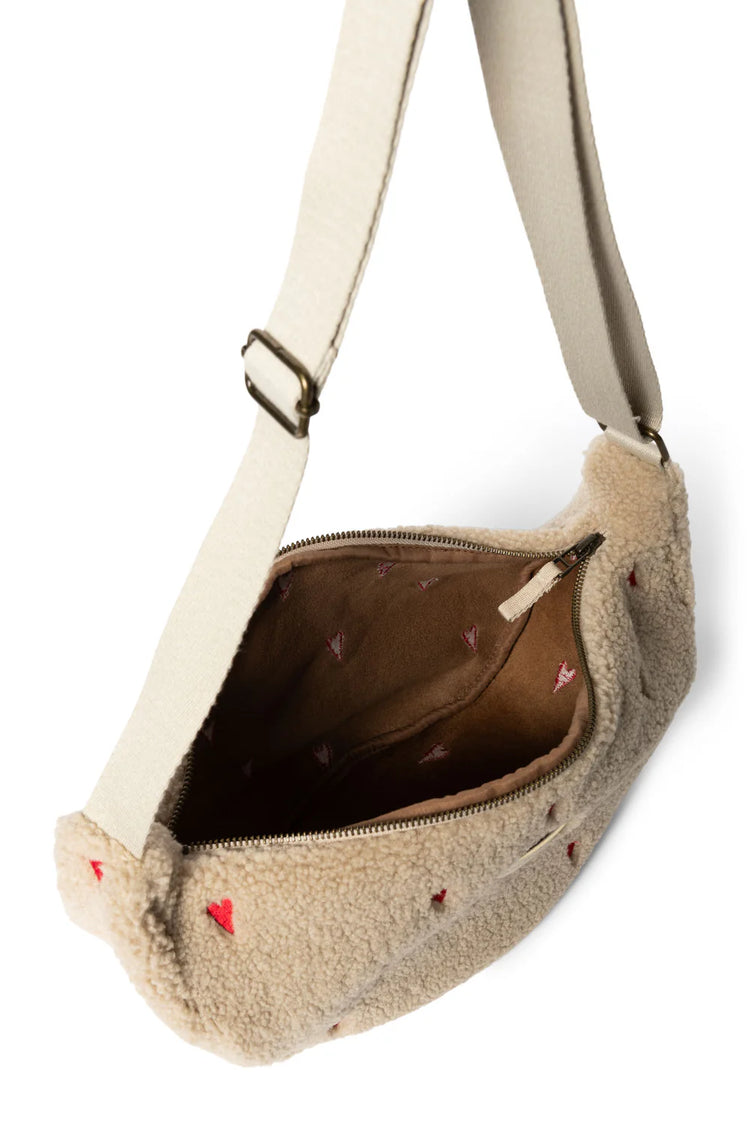 Mit Herzen bestickte Crossbody Bag für Erwachsene aus Teddy von Studio Noos. Jede Tasche ist ein Unikat.