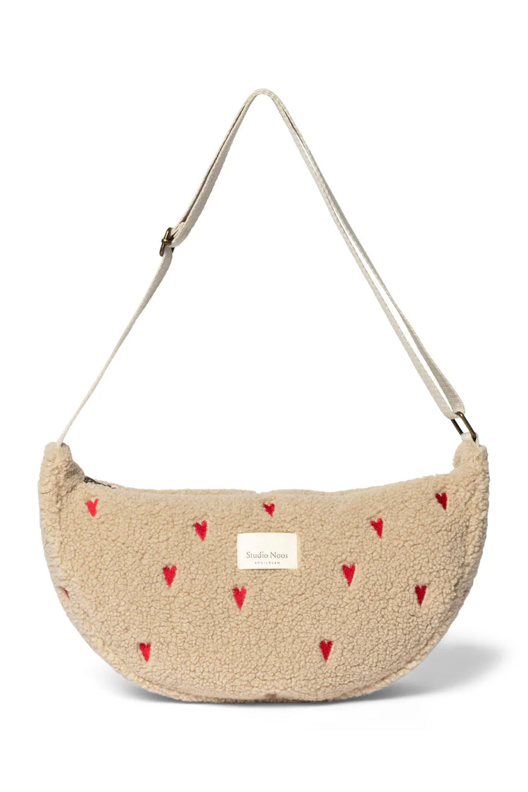 Mit Herzen bestickte Crossbody Bag für Erwachsene aus Teddy von Studio Noos. Jede Tasche ist ein Unikat.