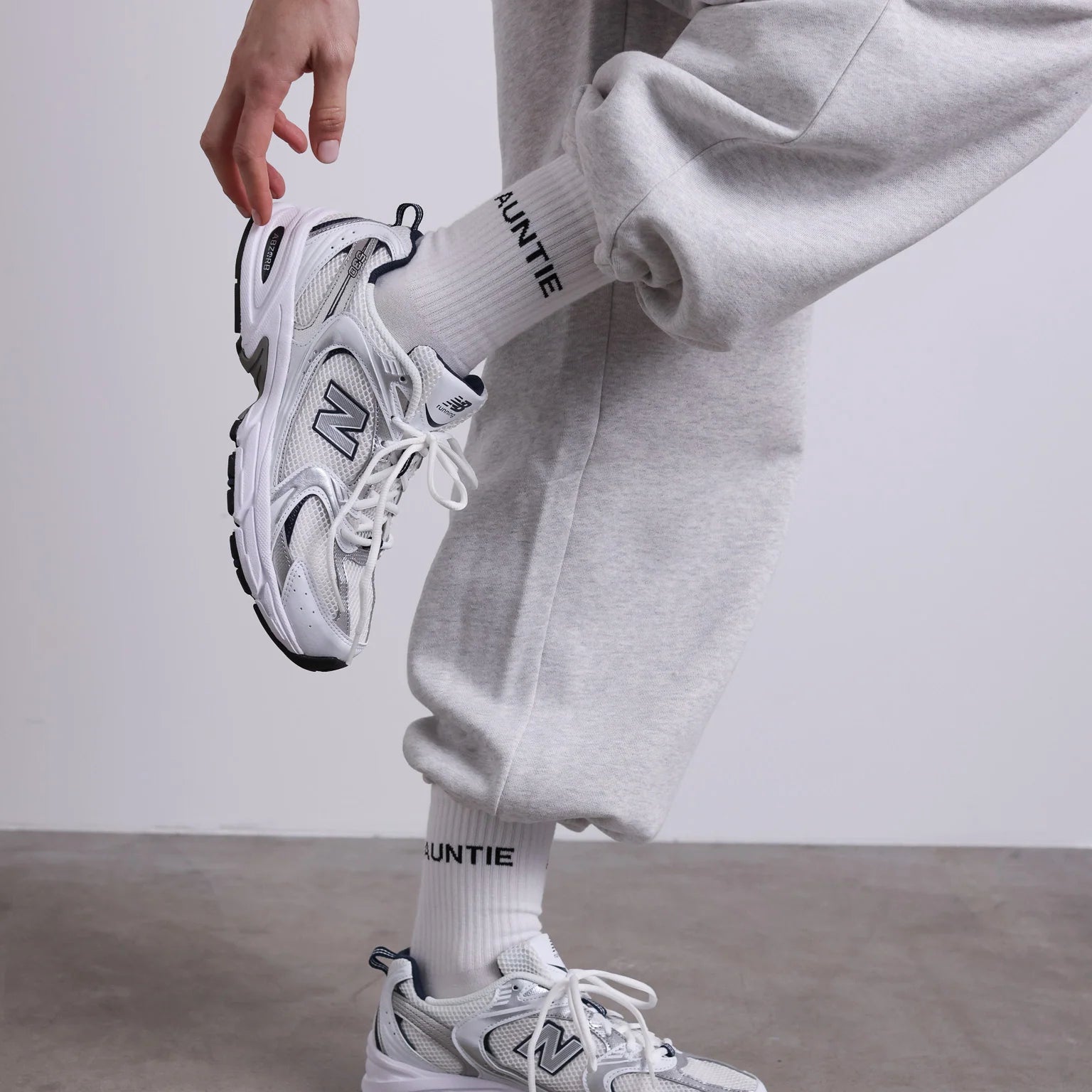 Weiße Socken mit schwarzem Schriftzug „AUNTIE“, klassisches Baumwollsocken-Design für den Alltag.