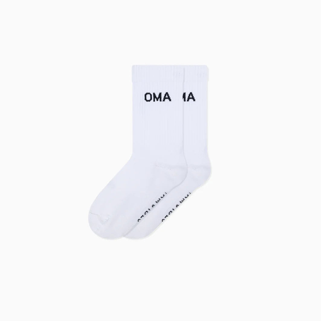 Weisse Socken von FAMVIBES mit schwarzem Schriftzug OMA