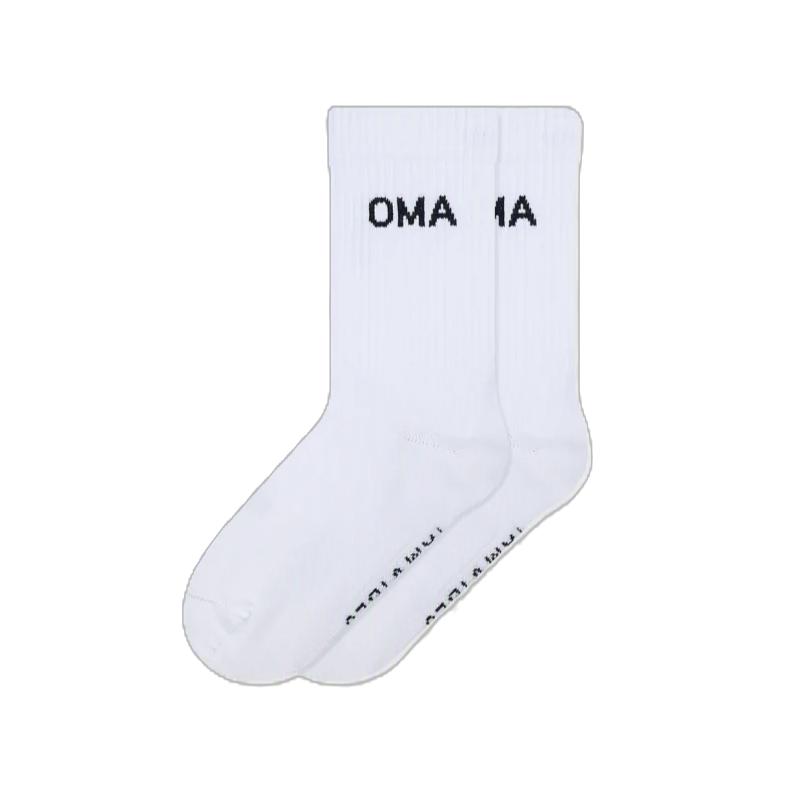 Weisse Socken von FAMVIBES mit schwarzem Schriftzug OMA