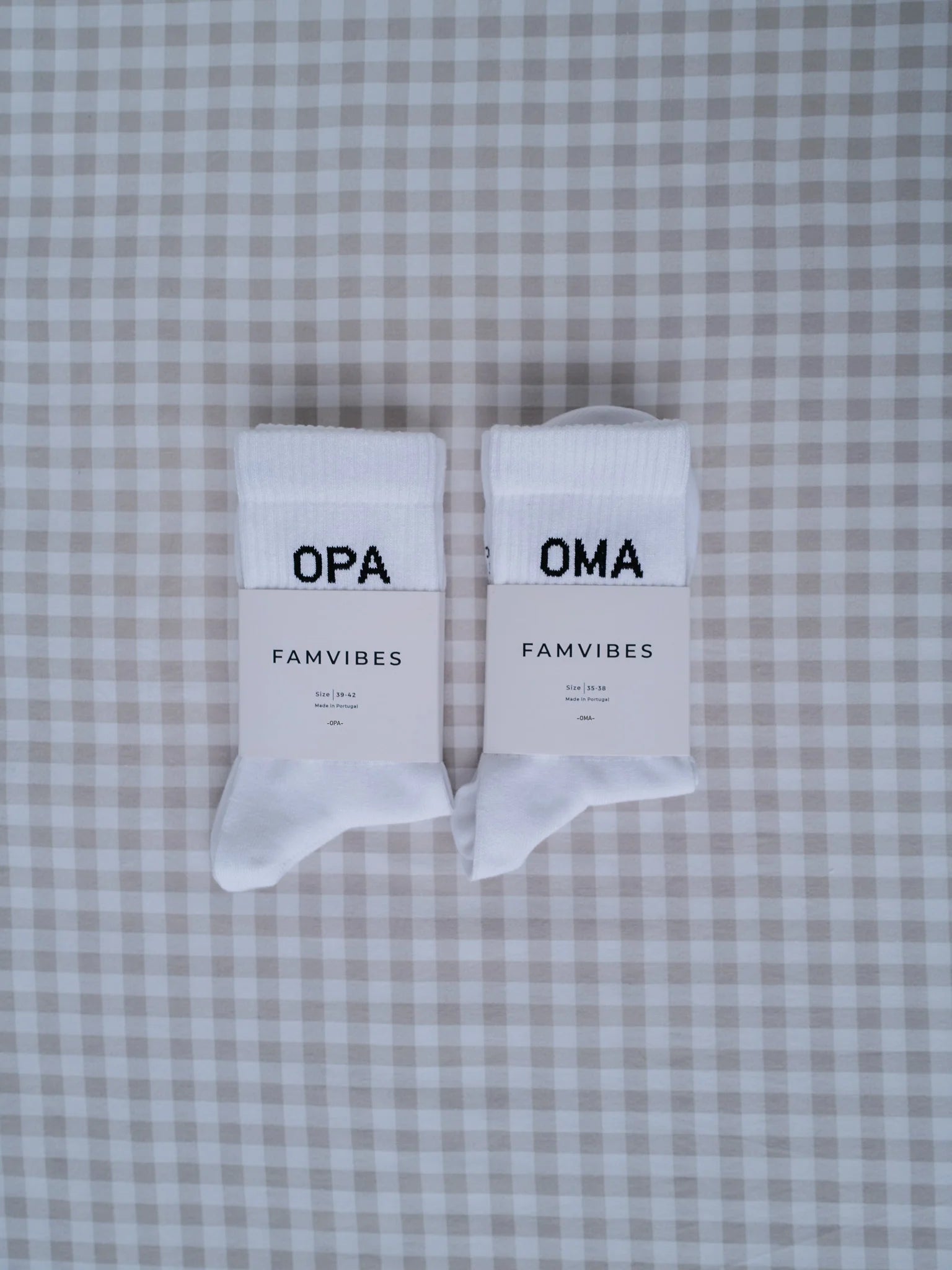 Weisse Socken von FAMVIBES mit schwarzem Schriftzug OPA