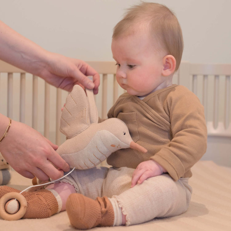 Spieluhr von Baby Bello. Haley der Kolibri ist in naturtönen gehalten und super weich. Seine sanfte Musik hilft Babys beim Einschlafen.