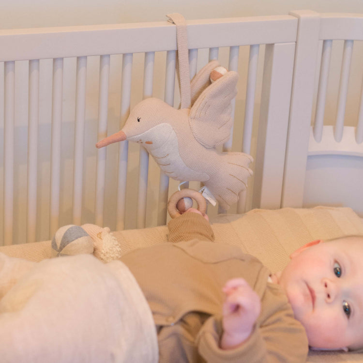 Spieluhr von Baby Bello. Haley der Kolibri ist in naturtönen gehalten und super weich. Seine sanfte Musik hilft Babys beim Einschlafen.