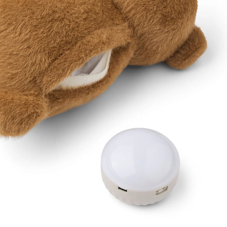 Der Teddy hilft Babys mit vielen beruhigenden Geräuschen beim Einschlafen.
