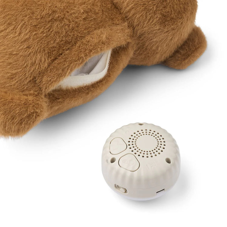 Der Teddy hilft Babys mit vielen beruhigenden Geräuschen beim Einschlafen.
