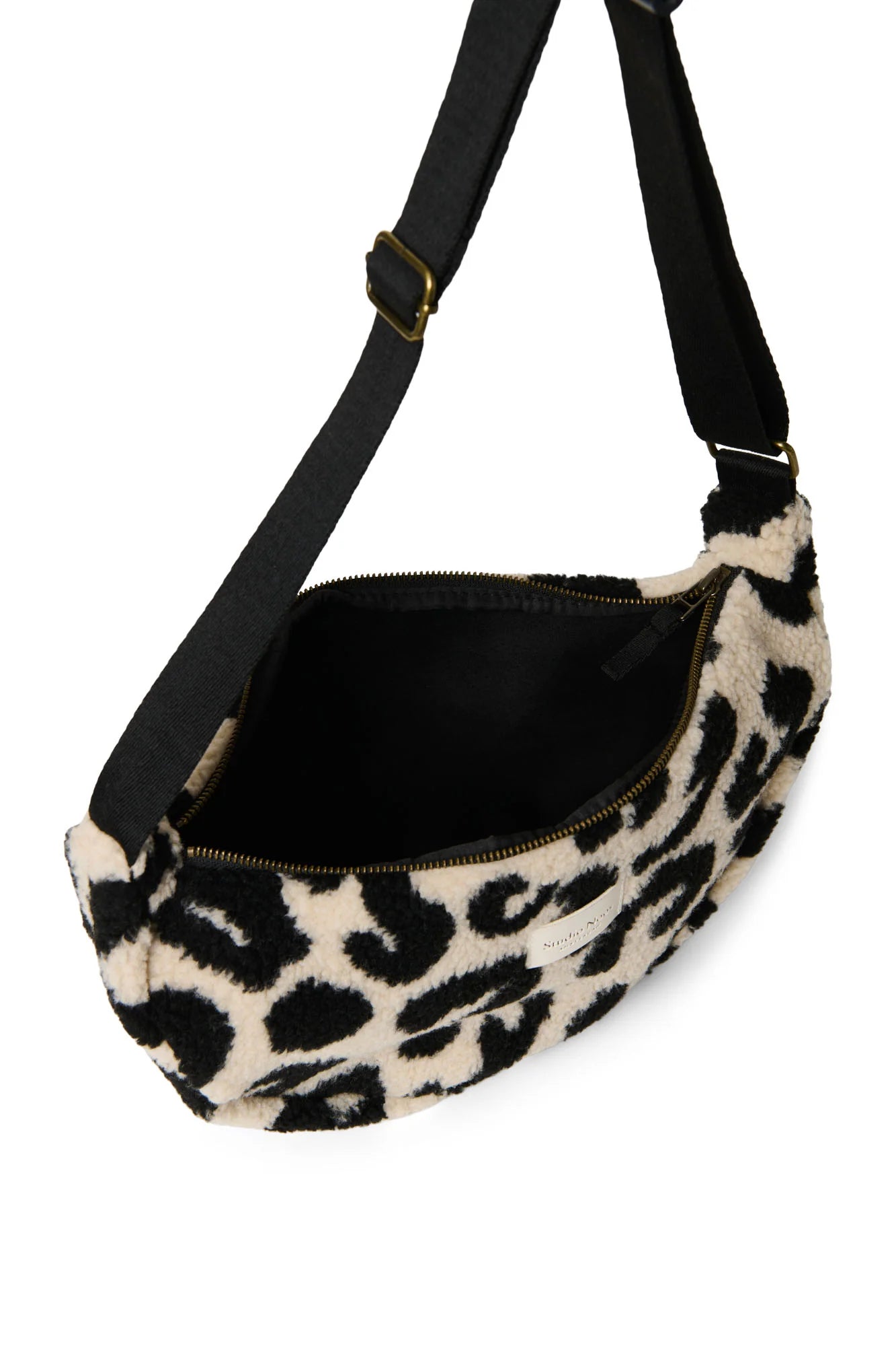Crossbody Bag für Erwachsene aus Teddystoff im Kuhflecken Design von Studio Noos. Jede Tasche ist ein Unikat.