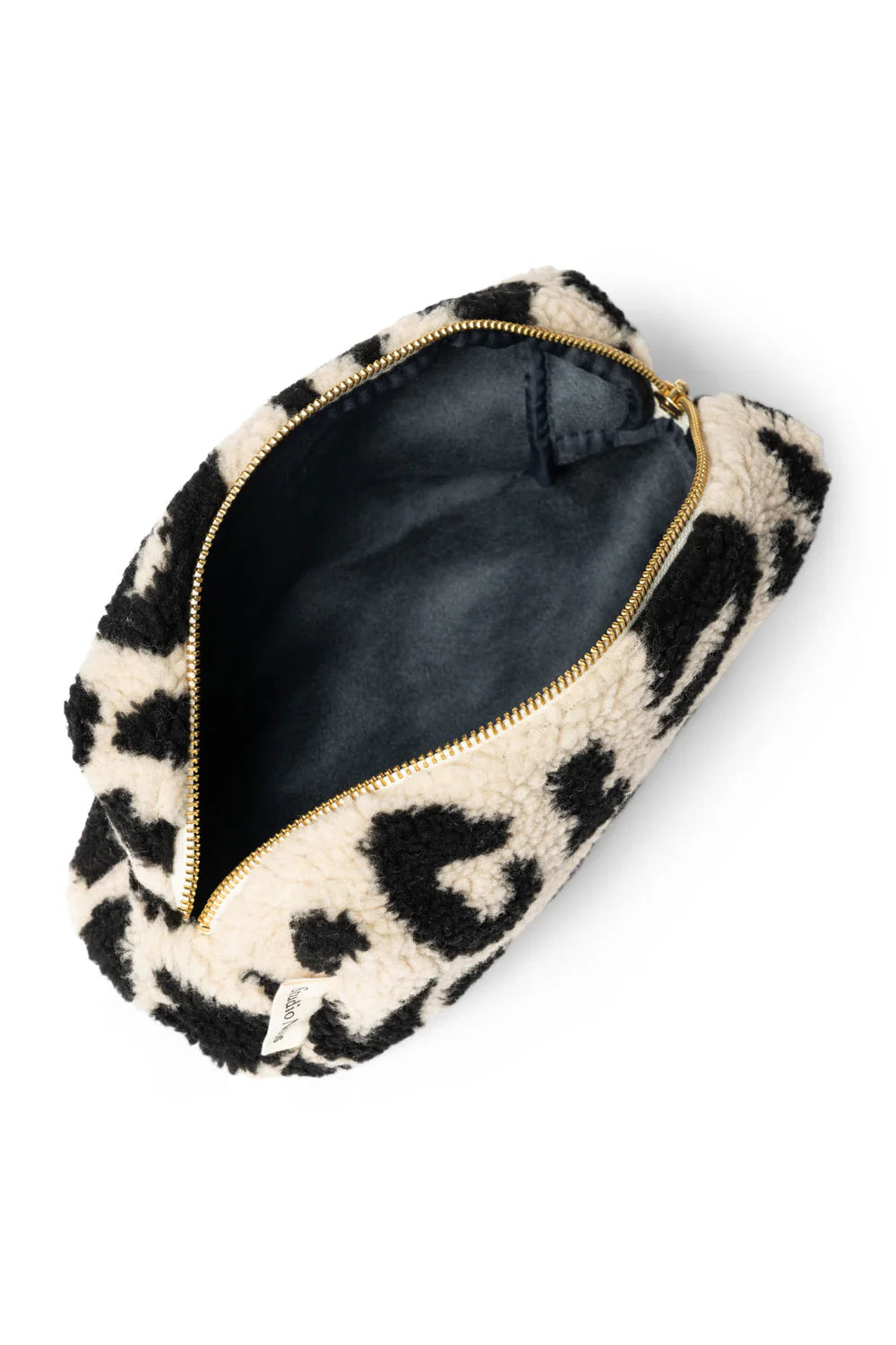 Kleine Kulturtasche aus Teddystoff mit Kuhflecken von Studio Noos.