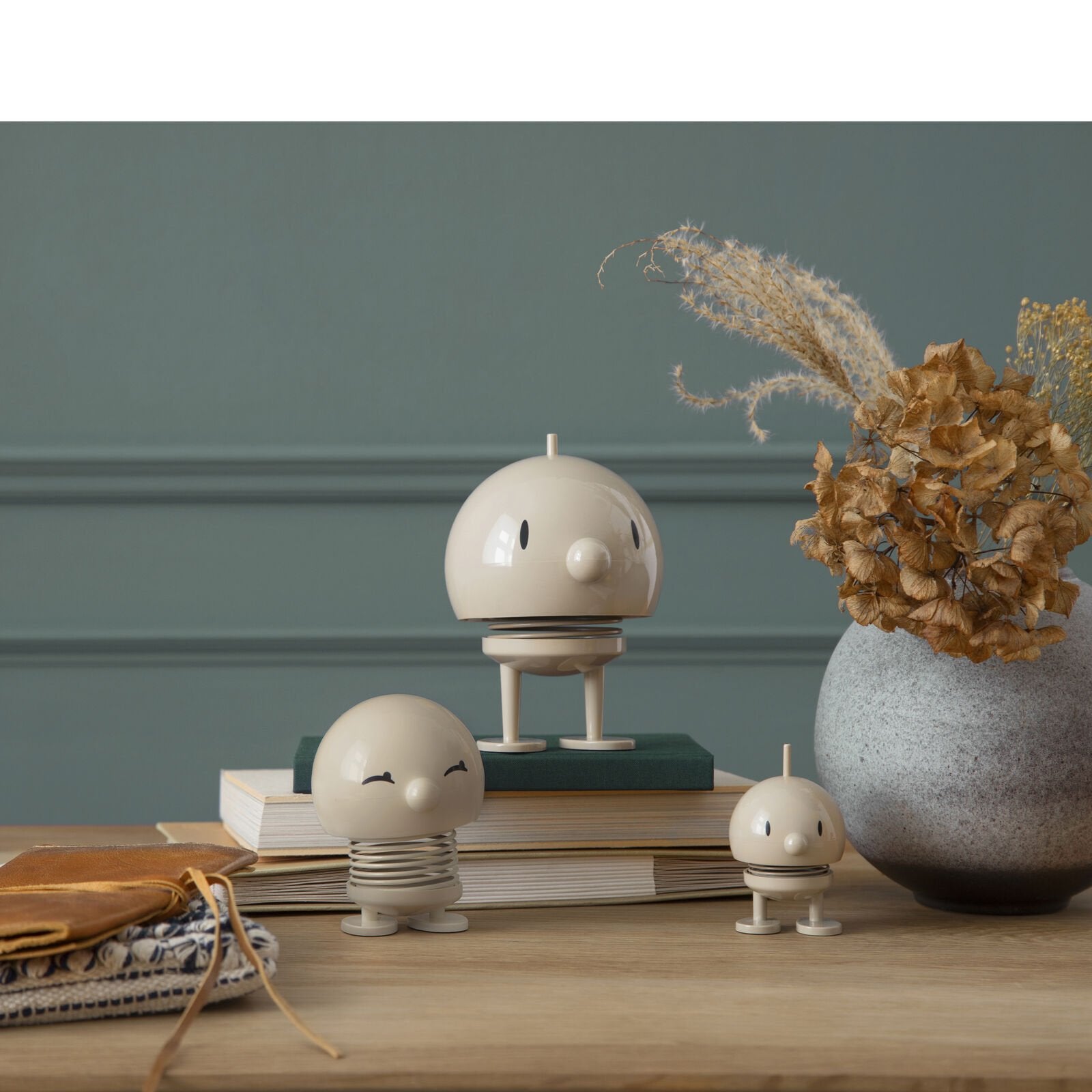 Hoptimist „Bumble“, L, Latte – fröhliche Wackelfigur, Designfigur und kleiner Glücksbringer für Zuhause & Büro