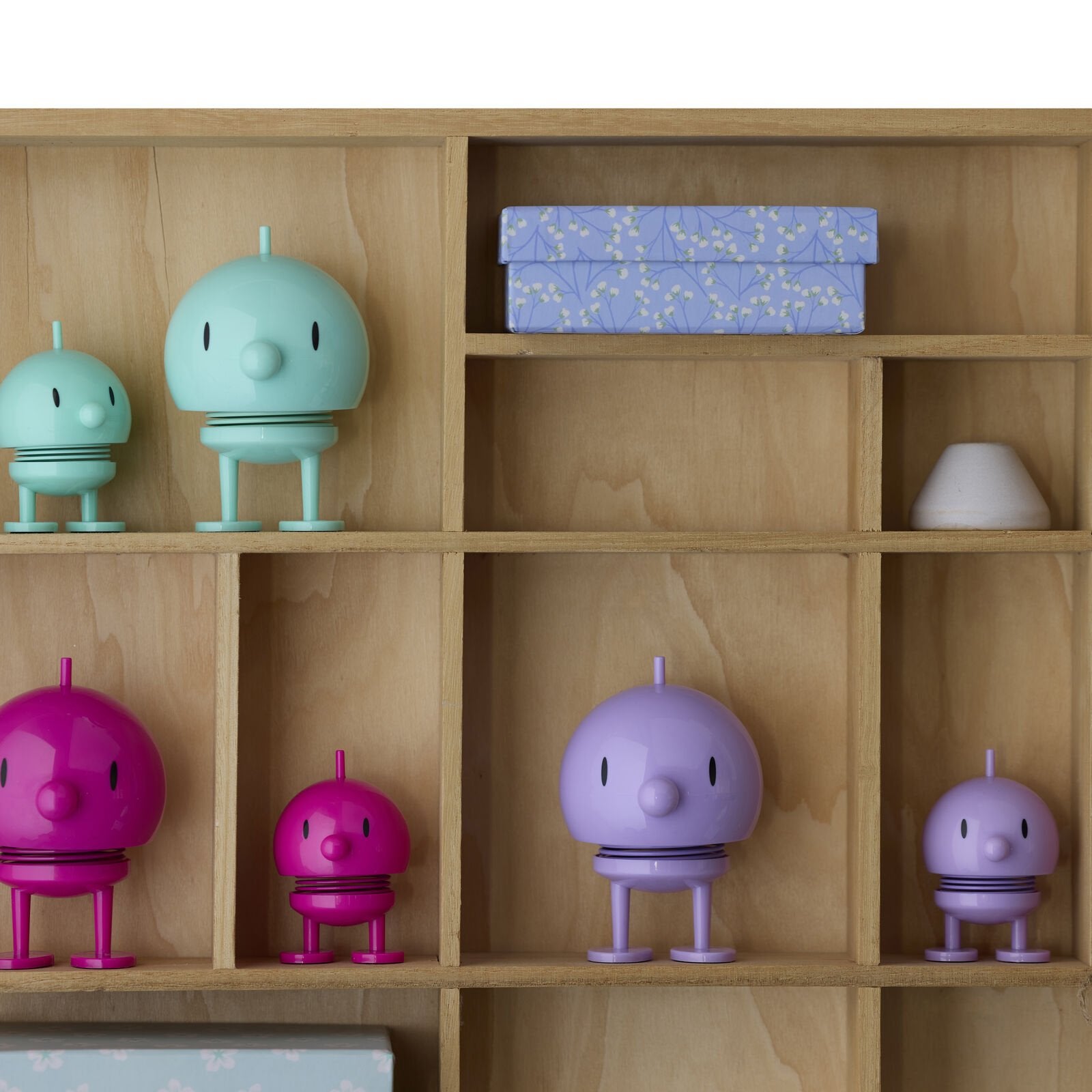 Hoptimist „Bumble“, M, Lavendel – fröhliche Wackelfigur, ausgefallene Geschenkidee und kleiner Glücksbringer für Kinder