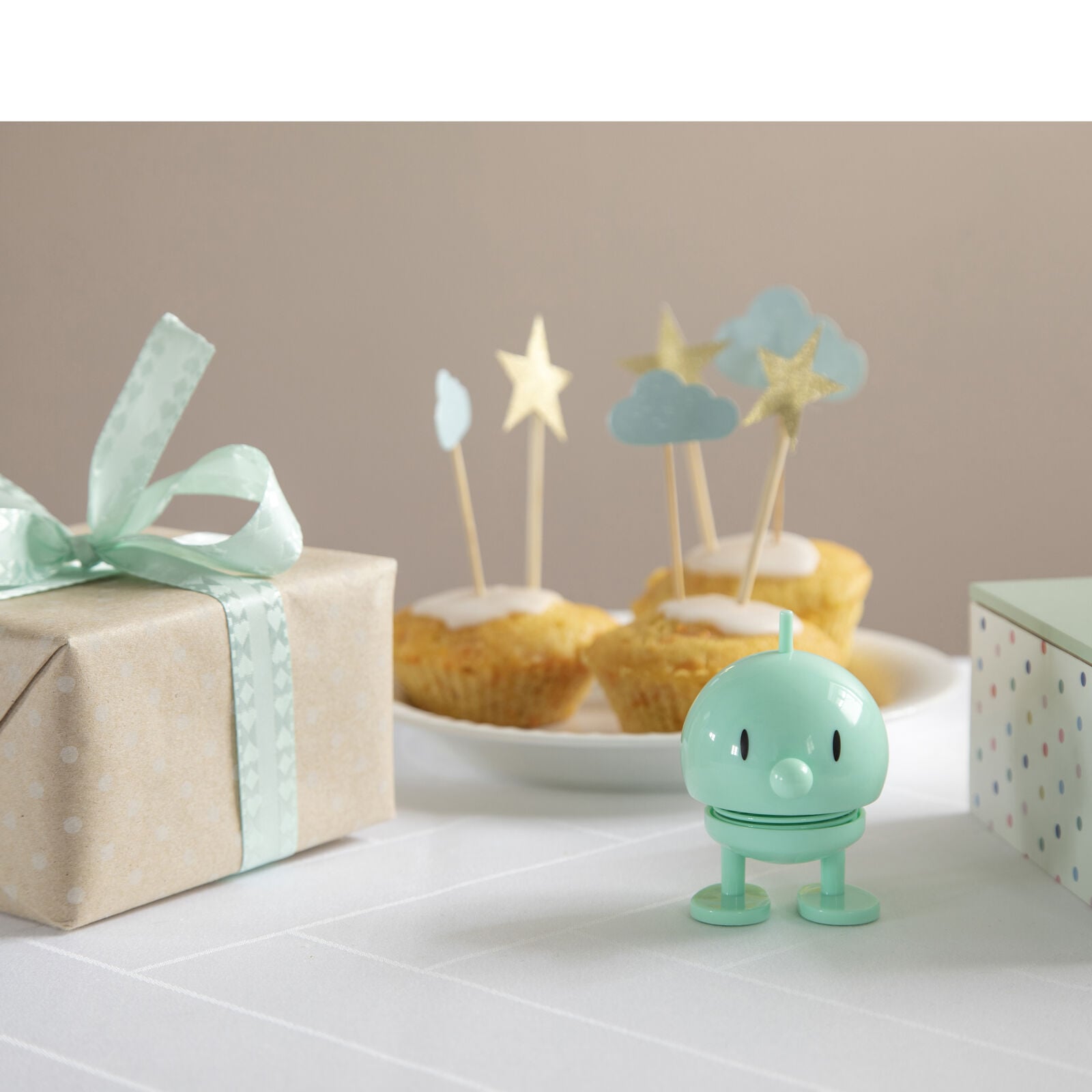 Hoptimist Bumble M in Mint als fröhliche Wackelfigur, ausgefallene Geschenkidee und kleiner Glücksbringer auf einem Geburtstagstisch