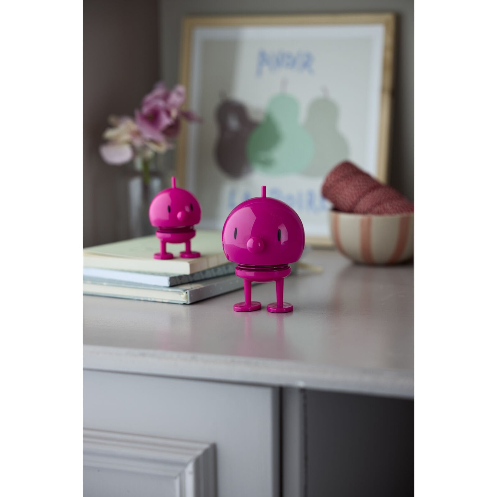 Hoptimist „Bumble“, M, Pink – fröhliche Wackelfigur, ausgefallene Geschenkidee und kleiner Glücksbringer für Kinder