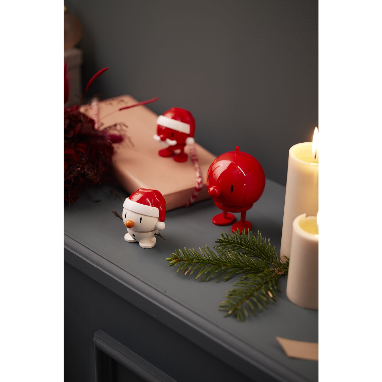 Hoptimist Bumble M in Rot als fröhliche Wackelfigur, ausgefallene Geschenkidee und kleiner Glücksbringer