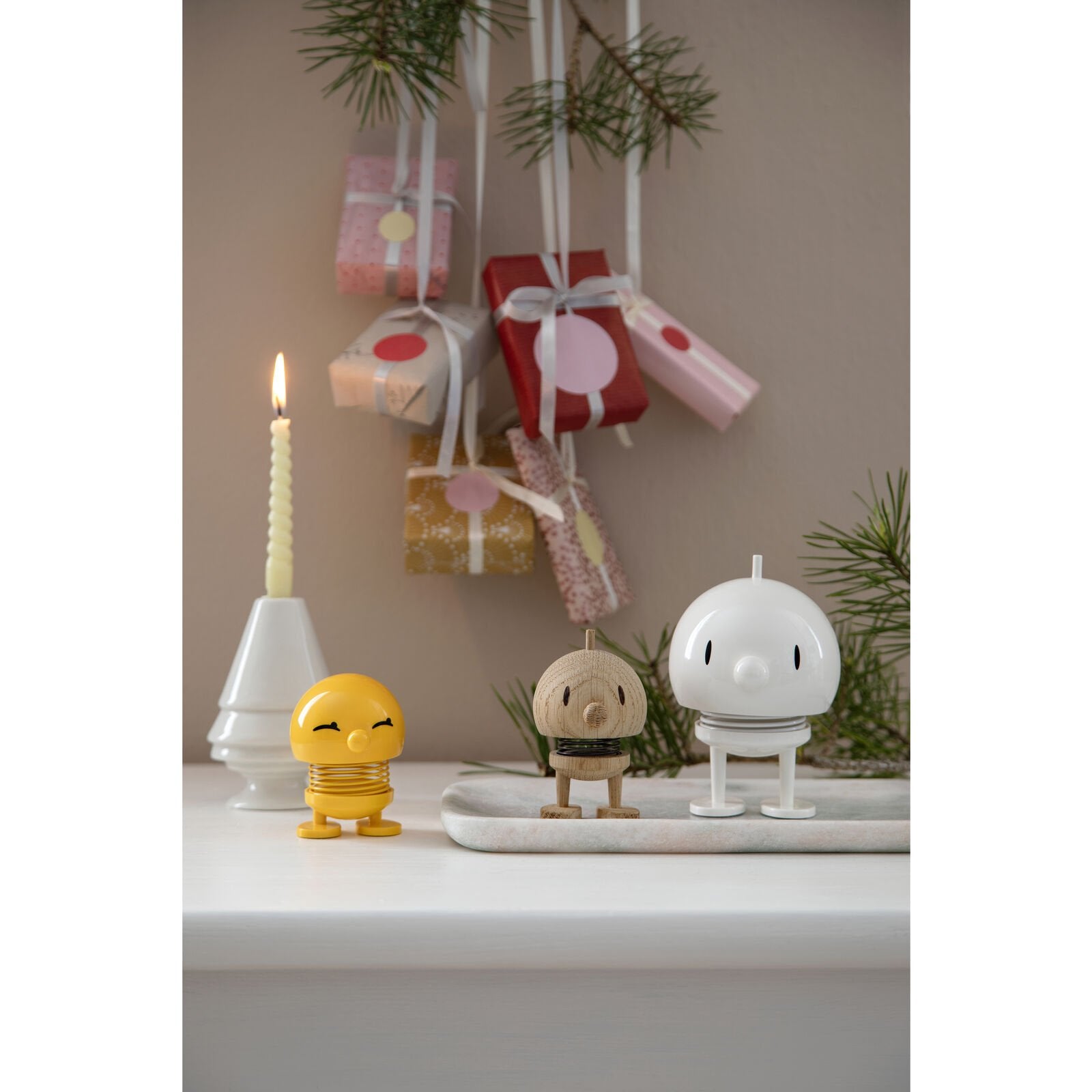 Hoptimist „Bumble“, M, Weiss – fröhliche Wackelfigur, ausgefallene Geschenkidee und kleiner Glücksbringer für Kinder