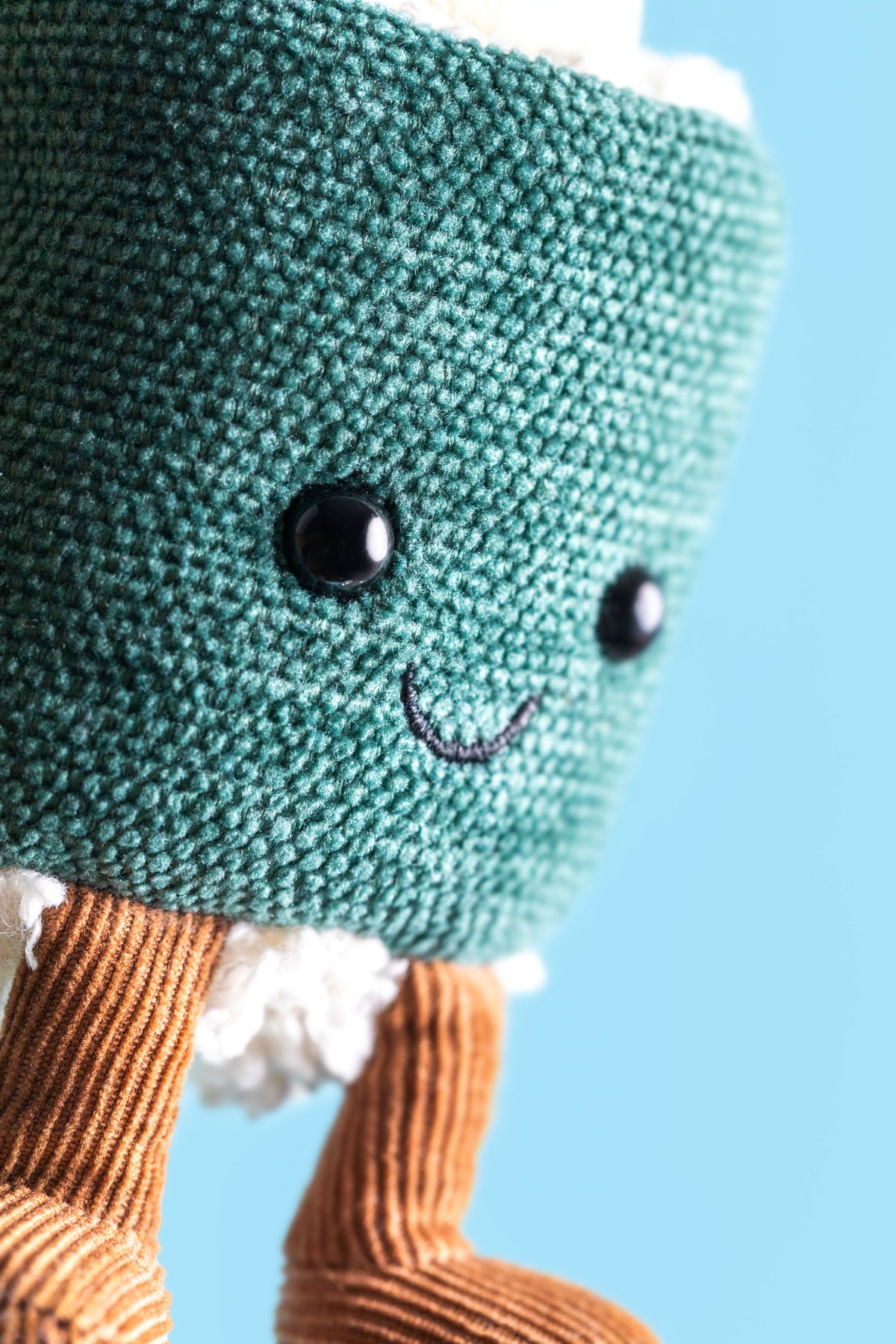 Nahaufnahme des Jellycat Amuseables Hosomaki – kleines Plüsch-Sushi mit niedlichem Gesicht