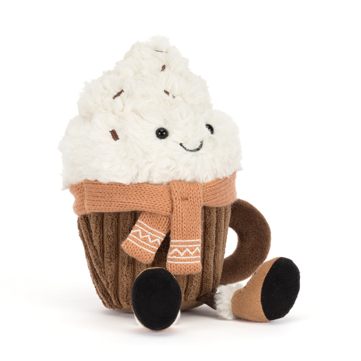 Jellycat Amuseables Scarffles Hot Chocolate – flauschige heiße Schokolade in brauner Tasse mit Sahnehaube, Strickschal, lächelndem Gesicht und kleinen Füßchen, von vorne.