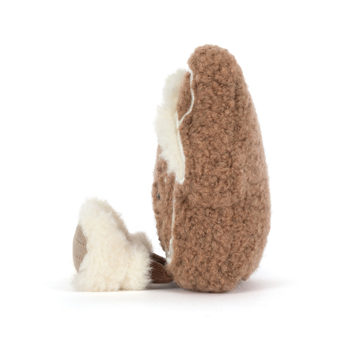 Jellycat Amuseables Molasi Cookie – flauschiger brauner Keks in Form eines Lebkuchenhauses mit weißem Zuckerguss, kleinen Verzierungen und cremefarbenen Füßchen, von der Seite.