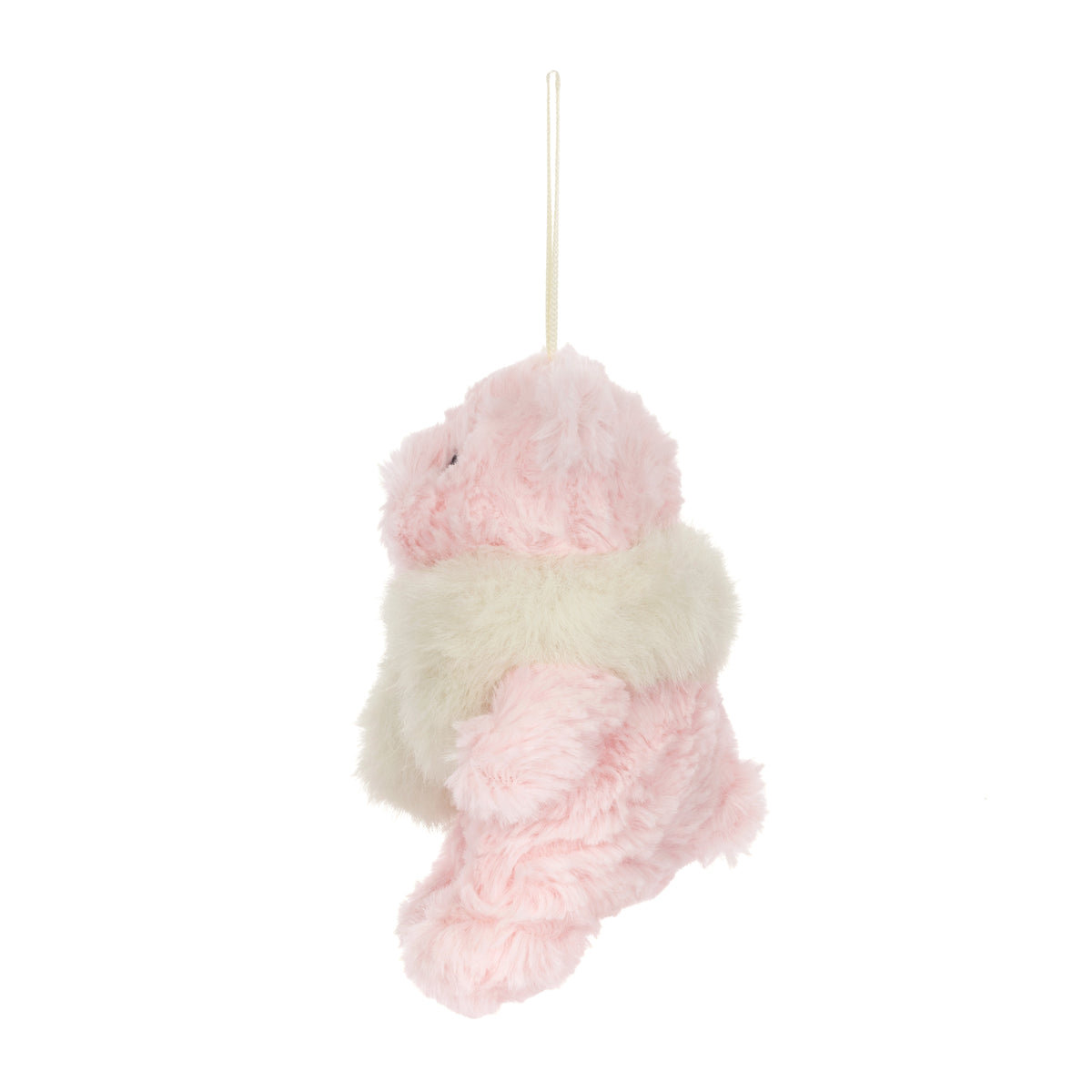 Jellycat Leola Bear Winter Warmer Decoration – rosa Plüschbär mit flauschigem cremeweißem Schal und Aufhängeschlaufe als Weihnachtsbaumschmuck, von der Seite.
