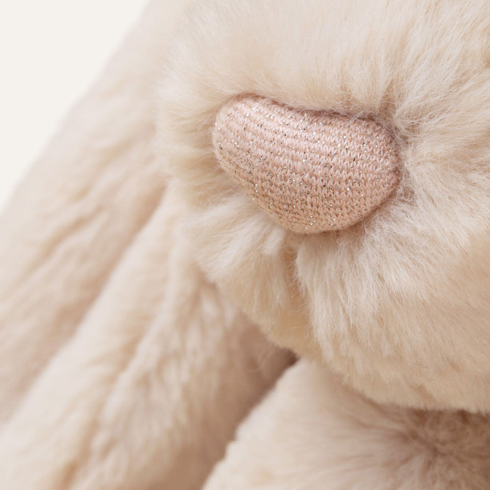 Detailansicht: Jellycat Bashful Luxe Bunny Willow Kuschelhase in Creme-Beige mit langen Hängeohren und flauschigem, weißen Schwänzchen