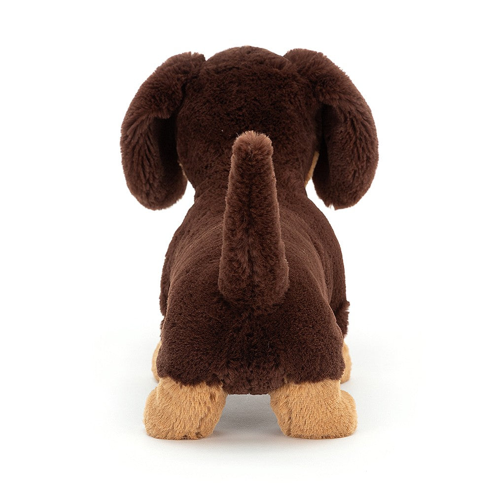 Rückansicht: Jellycat Sausage Dog Otto – stehender Kuscheltier-Dackel in typischen Dackelfarben mit dunkelbraunem und hellbraunem Fell.