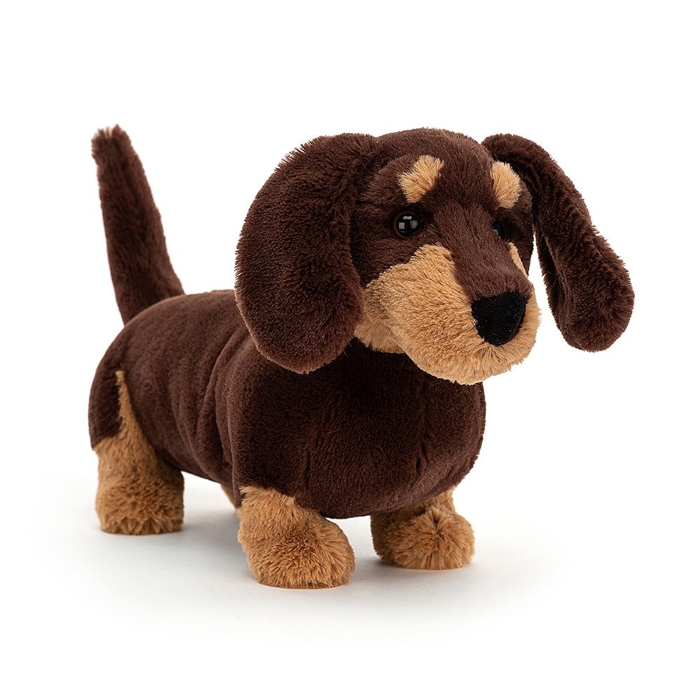 Vorderansicht: Jellycat Sausage Dog Otto – stehender Kuscheltier-Dackel in typischen Dackelfarben mit dunkelbraunem und hellbraunem Fell.