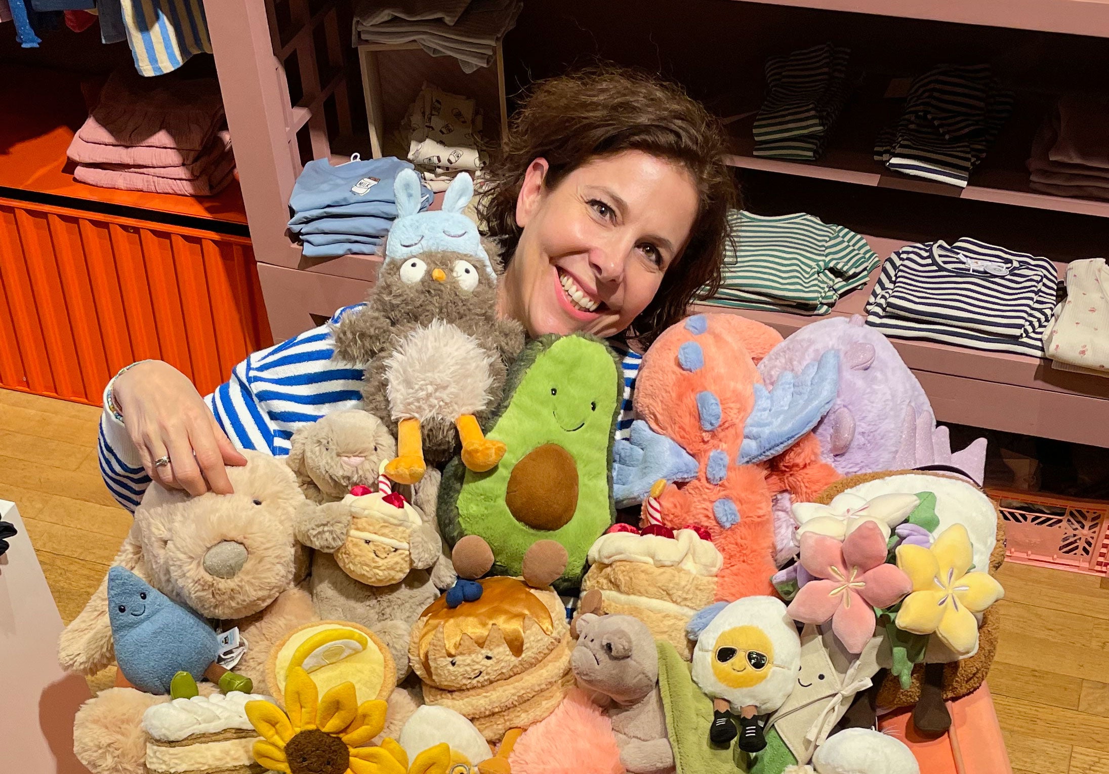 Jellycat München Frühling bei Nica's Cosmos Ladeninhaberin Manu